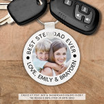 STEPDAD 最高の EVER写真パーソナライズされた キーホルダー<br><div class="desc">文字パーソナライズされた、ドットおよび背景の色を選択して最高のSTEP文字EVERカスタム(またはパパ)の写真を含むキーチェーンを作成する（白に黒で表示）。デザインは背面に複製されるためもし、色を変更して背面に同じ変更を加える。アシスタンス：救済デザインの変更やカスタマイズ、色の変更、サイズ変更、別の製品へのデザインの転送もし、またはアイテムの調整を希望する場合は、Zazzleチャットメッセージタブまたは電子メールmakeitaboutyoustore@gmail.comを介してデザイナーのBEFORE ORDERING。</div>