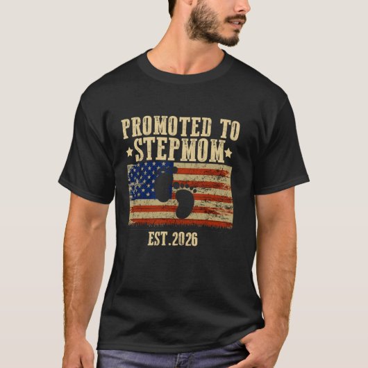 STEPMOM 2026ベビーシャワーに昇格USAアメリカ Tシャツ (正面)
