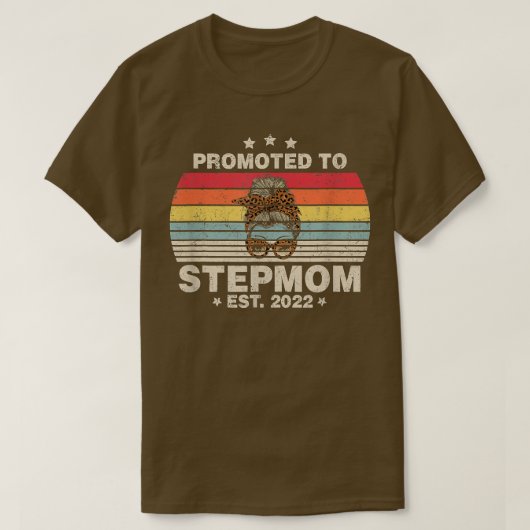 Stepmom Est 2022女性レトロファーストティムに昇格 Tシャツ (デザイン正面)