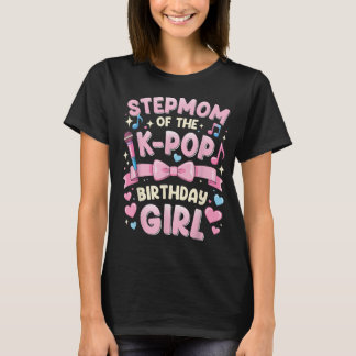 Stepmom of the K-Pop Birthday Girl Funny Pink Tee Tシャツ