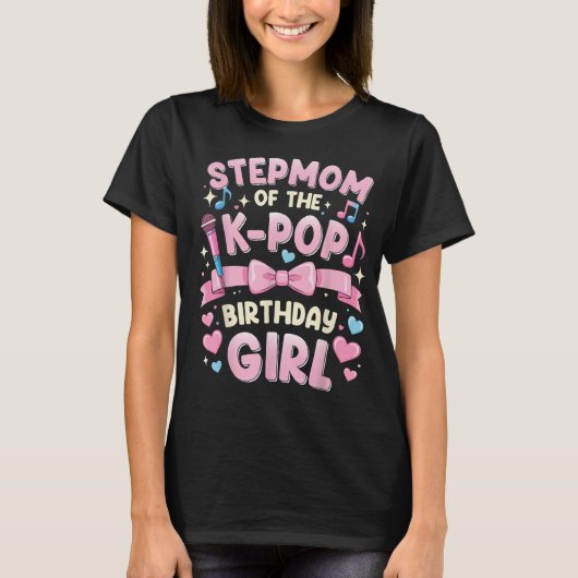 Stepmom of the K-Pop Birthday Girl Funny Pink Tee Tシャツ (正面)