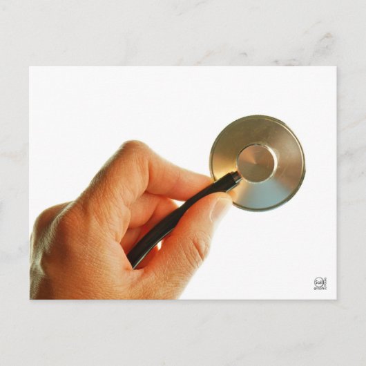 Stethoscoop in een hand voor een ziekenhuis sfeer. ポストカード (正面)