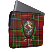 Stewart Scottish Clan Tartan and Crest ラップトップスリーブ (正面右)