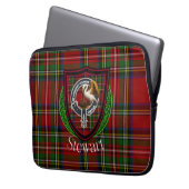 Stewart Scottish Clan Tartan and Crest ラップトップスリーブ (正面左)