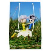 Stijldansende Fubby's in Narcissen jurk. ミディアムペーパーバッグ (裏面)