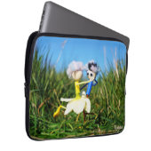 Stijldansende Fubby's in Narcissen jurk. ラップトップスリーブ (正面右)