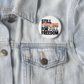 Still Fighting For Full Freedom LGBTQ America 250t 缶バッジ (インサイチュ)