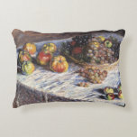 Still Life with Apple and Grues by Claude Monet アクセントクッション<br><div class="desc">Still Life with Apple and Grues (1880) by Claude Monetはヴィンテージの印象派のアート素晴らし・スチル・ライフ絵画ズだ。感謝のディナーにセットされたリンゴとブドウを含むテーブルの上のバスケットの様々な果物。アーティストについて：クロード・モネ(1840-1926)は印象派の運動の創始者であフランスのり絵画、その絵画の大部分は「空中に浮かぶ」（野外に浮かぶ）スタイル印象派の風景である。</div>