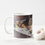 Still Life with Apple and Grues by Claude Monet コーヒーマグカップ<br><div class="desc">Still Life with Apple and Grues (1880) by Claude Monetはヴィンテージの印象派のアート素晴らし・スチル・ライフ絵画ズだ。感謝のディナーにセットされたリンゴとブドウを含むテーブルの上のバスケットの様々な果物。アーティストについて：クロード・モネ(1840-1926)は印象派の運動の創始者であフランスのり絵画、その絵画の大部分は「空中に浮かぶ」（野外に浮かぶ）スタイル印象派の風景である。</div>