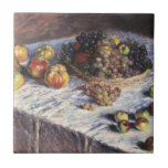 Still Life with Apple and Grues by Claude Monet タイル<br><div class="desc">Still Life with Apple and Grues (1880) by Claude Monetはヴィンテージの印象派のアート素晴らし・スチル・ライフ絵画ズだ。感謝のディナーにセットされたリンゴとブドウを含むテーブルの上のバスケットの様々な果物。アーティストについて：クロード・モネ(1840-1926)は印象派の運動の創始者であフランスのり絵画、その絵画の大部分は「空中に浮かぶ」（野外に浮かぶ）スタイル印象派の風景である。</div>