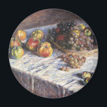 Still Life with Apple and Grues by Claude Monet マグネット<br><div class="desc">Still Life with Apple and Grues (1880) by Claude Monetはヴィンテージの印象派のアート素晴らし・スチル・ライフ絵画ズだ。感謝のディナーにセットされたリンゴとブドウを含むテーブルの上のバスケットの様々な果物。アーティストについて：クロード・モネ(1840-1926)は印象派の運動の創始者であフランスのり絵画、その絵画の大部分は「空中に浮かぶ」（野外に浮かぶ）スタイル印象派の風景である。</div>