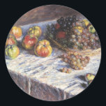Still Life with Apple and Grues by Claude Monet ラウンドシール<br><div class="desc">Still Life with Apple and Grues (1880) by Claude Monetはヴィンテージの印象派のアート素晴らし・スチル・ライフ絵画ズだ。感謝のディナーにセットされたリンゴとブドウを含むテーブルの上のバスケットの様々な果物。アーティストについて：クロード・モネ(1840-1926)は印象派の運動の創始者であフランスのり絵画、その絵画の大部分は「空中に浮かぶ」（野外に浮かぶ）スタイル印象派の風景である。</div>