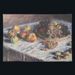 Still Life with Apple and Grues by Claude Monet ランチョンマット<br><div class="desc">Still Life with Apple and Grues (1880) by Claude Monetはヴィンテージの印象派のアート素晴らし・スチル・ライフ絵画ズだ。感謝のディナーにセットされたリンゴとブドウを含むテーブルの上のバスケットの様々な果物。アーティストについて：クロード・モネ(1840-1926)は印象派の運動の創始者であフランスのり絵画、その絵画の大部分は「空中に浮かぶ」（野外に浮かぶ）スタイル印象派の風景である。</div>