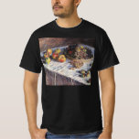 Still Life with Apple and Grues by Claude Monet Tシャツ<br><div class="desc">Still Life with Apple and Grues (1880) by Claude Monetはヴィンテージの印象派のアート素晴らし・スチル・ライフ絵画ズだ。感謝のディナーにセットされたリンゴとブドウを含むテーブルの上のバスケットの様々な果物。アーティストについて：クロード・モネ(1840-1926)は印象派の運動の創始者であフランスのり絵画、その絵画の大部分は「空中に浮かぶ」（野外に浮かぶ）スタイル印象派の風景である。</div>
