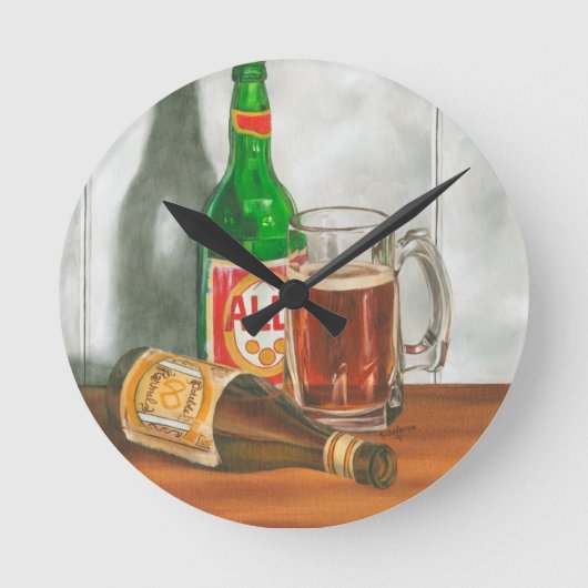 Still Life with Beer by Jennifer Goldberger ラウンド壁時計 (正面)