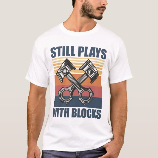 Still Plays With Blocks funny mechanic Tシャツ (正面)