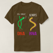 Still Single Always Funny DNA & RNA Design Science Tシャツ (デザイン正面)