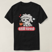 Still Tired Mood – Cute Sleepy Coffee Tシャツ (デザイン正面)