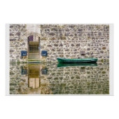 Stille Begegnung – Boot vor alter Mauer ポスター (正面)