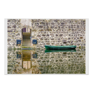 Stille Begegnung – Boot vor alter Mauer ポスター