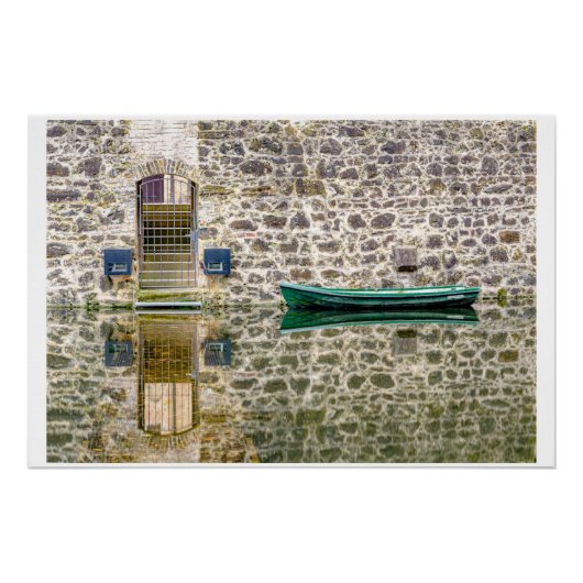 Stille Begegnung – Boot vor alter Mauer ポスター (正面)