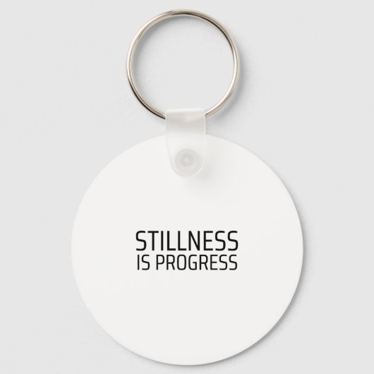 Stillness Is Progress Minimalist Typewriter キーホルダー (正面)