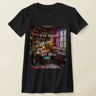 Stitchin'Ta Get Here -裁縫ルームTee Tシャツ
