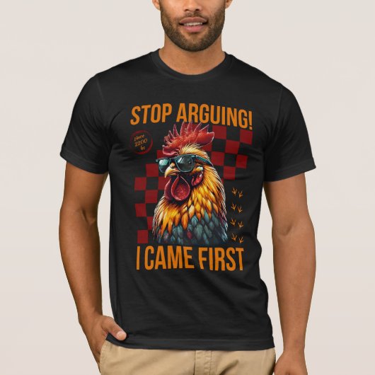 Stop Arguing I Came First Funny Rooster Design Tシャツ (正面)