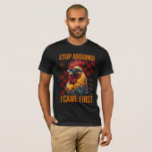Stop Arguing I Came First Funny Rooster Design Tシャツ (正面フル)