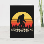 Stop Following Me | Bigfoot Retro Design カード (正面)