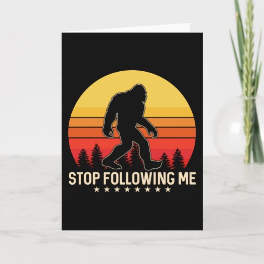 Stop Following Me | Bigfoot Retro Design カード (正面)
