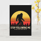 Stop Following Me | Bigfoot Retro Design カード (黄色い花)