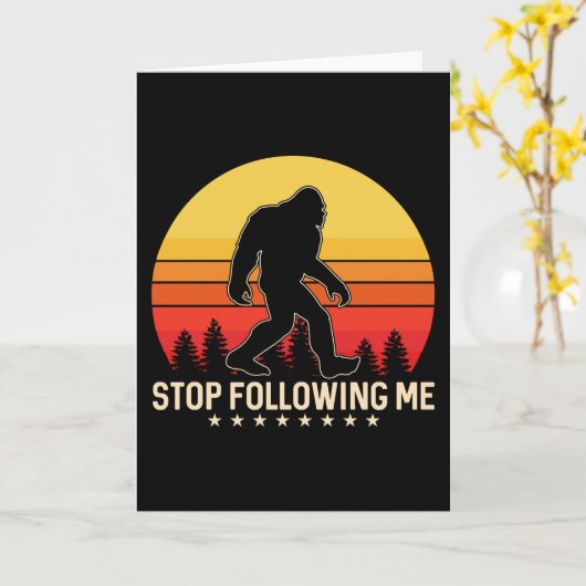 Stop Following Me | Bigfoot Retro Design カード (黄色い花)