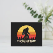 Stop Following Me | Bigfoot Retro Design ポストカード (スタンド正面)