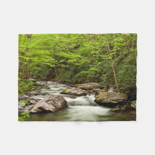 Straight Fork Flows Through Forest フリースブランケット (正面(横))