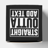 STRAIGHT OUTTA – ここにテキストを追加/独自に作成 フェイバーボックス (上部)