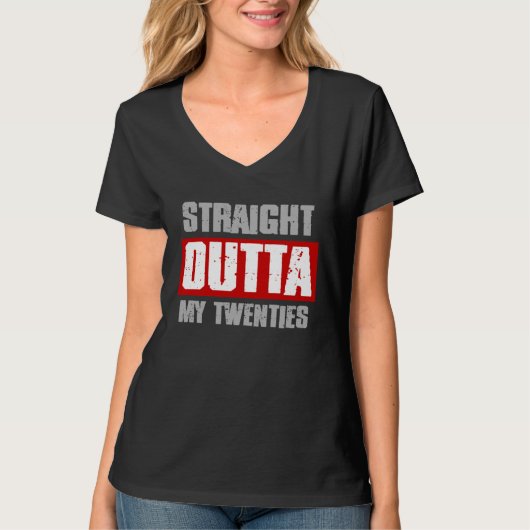 STRAIGHT OUTTA MY TWENTIES  Sarcastic Meme Gangsta Tシャツ (正面)