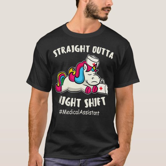 Straight Outta Night Shift Medical Assistant Unico Tシャツ (正面)