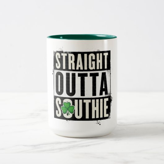 Straight Outta Southie ツートーンマグカップ (中央)
