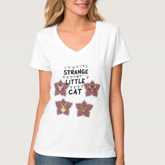 Strange Little Cat - Cute Cats in Flower Design Tシャツ (正面)
