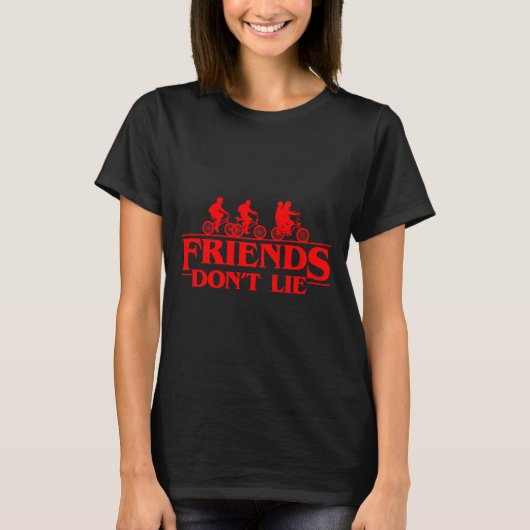 Stranger Things Group Shot Red Friends Don't Lie Tシャツ (正面)