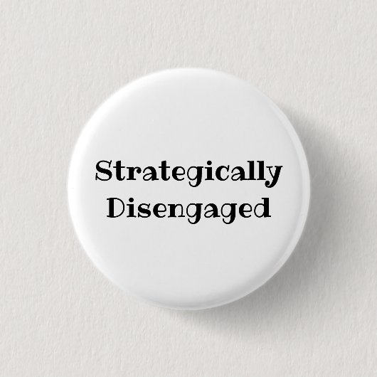 Strategically Disengaged Funny Office Pin Button 缶バッジ (正面)