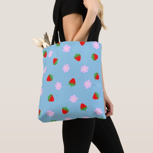 Strawberries & Flowers トートバッグ (クローズアップ)