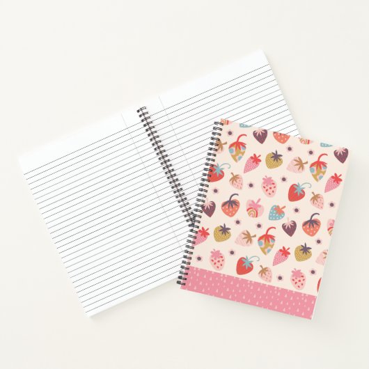 Strawberries fun Spiral Notebook ノートブック (内部)