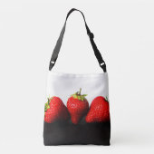 Strawberries On White Over Black cbbcnm クロスボディバッグ (裏面)