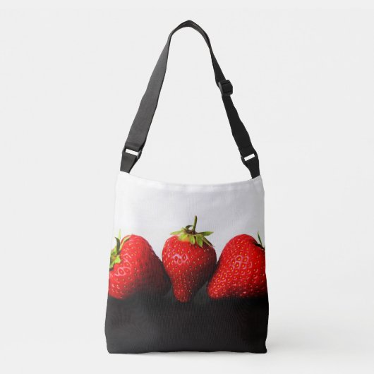 Strawberries On White Over Black cbbcnm クロスボディバッグ (正面)