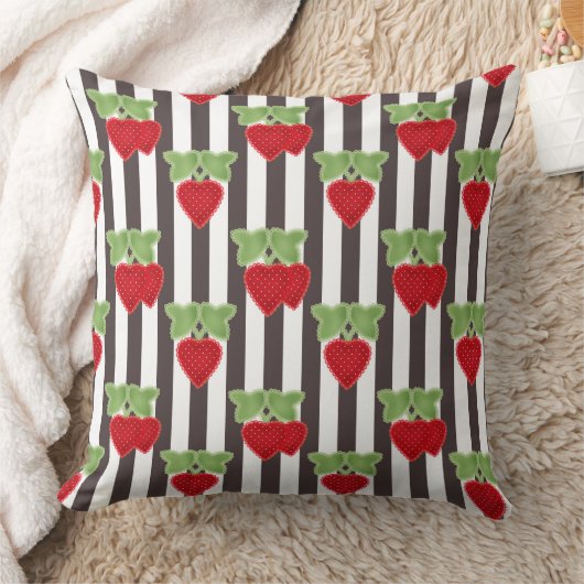 Strawberry applique on striped background retro クッション (ブランケット)
