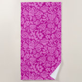 Strawberry Fantasy in pink ビーチタオル (正面)