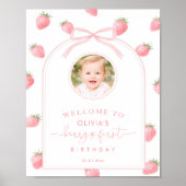 Strawberry First Birthday Welcome Sign Berry Sweet ポスター (正面)