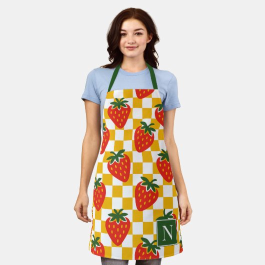 Strawberry Rustic Farmhouse Checkerboard Monogram エプロン (着用した状態)
